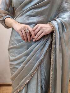 ผ้าซิลค์เฟนดี้สีเงินสำเร็จรูปพร้อมสวมใส่ ตัดเย็บสำเร็จแล้ว ใช้เวลาเพียงหนึ่งนาที พร้อมดีไซน์พลิ้วไหวและเสื้อสำเร็จรูป |   ชุดออกงานสุดหรู - Product Image 2