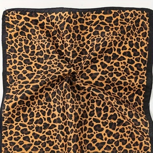 Pañuelo de Seda Personalizado con Estampado Digital, Diseño Multicolor, 49x49cm, para Uso Diario en Exteriores, Cuatro Pañuelos - Product Image 3
