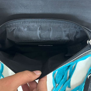 Sac bandoulière tendance 2025 en cuir de vachette occidental avec rabat floral gaufré et franges turquoise, sac à main bohème fait main pour femmes - Product Image 6