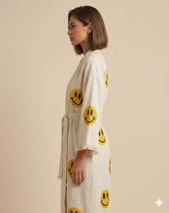 Robe décontractée en lin et coton à imprimé visage souriant, manches longues, longueur midi, coupe ample, ceinture enveloppante, bords effilochés - Product Image 2