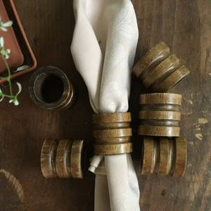 Ensemble d'anneaux de serviettes en bois écologiques et durables avec design personnalisable pour les décorations de mariage et l'usage commercial - Product Image 1