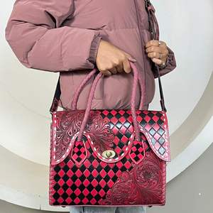 Sac à main en cuir véritable fait à la main en gros, sac à bandoulière avec motif en damier, style western, sac à main pour femmes - Product Image 4