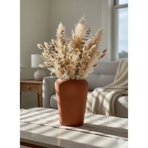 Vase à fleurs rustique en terre cuite fait main avec bouquet d'herbe de la pampa séchée naturelle, centre de table bohème et moderne pour la maison - Product Image 1