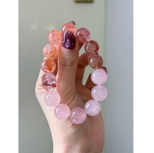 สร้อยข้อมือเรซิ่นดีไซน์เนอร์ทำมือ งานฝีมือประณีต เงางาม สไตล์วินเทจ เครื่องประดับแฟชั่นสำหรับผู้หญิง ใส่ไปงานปาร์ตี้หรือใส่ในชีวิตประจำวัน - Product Image 3