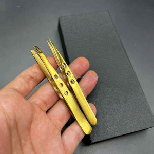 Pinzas para Cejas Chapadas en Oro con Logotipo Personalizado, Pinzas de Acero Inoxidable con Puntas Inclinadas y Puntiagudas, Pinzas para Cejas con Tijeras de Resorte para Cejas y Pestañas - Product Image 2