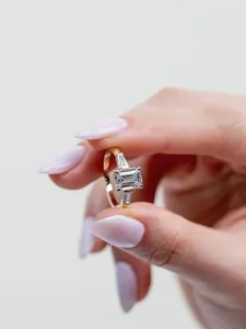 Anillos de Moda Sencillos de Plata de Ley 925 con Baño de Oro Blanco, Engaste de Garra, Corte Esmeralda, Moissanita VVS de 3CT, Anillos de 3 Piedras para Mujer - Product Image 6