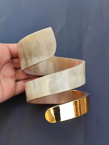 Bracelet manchette tendance en corne de buffle, large jonc en corne naturelle pour femmes recherchant des accessoires uniques - Product Image 1