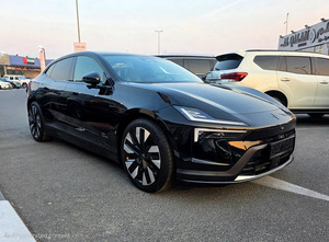 Polestar 4 Sedán con Paquete de Rendimiento de Motor Dual, Batería de Litio, Tracción en las Cuatro Ruedas, Asientos de Cuero y Techo Panorámico - Product Image 2