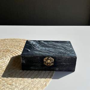 Caja de Almacenamiento de Resina Epoxi Negra y Plateada, Moderna Caja de Joyería de Arte en Resina - Product Image 4