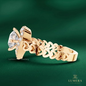 Anillo de Promesa Romántico con Diamante Cultivado en Laboratorio, Forma de Corazón, Halo Pavé con Piedra Central, Filigrana de Corazón Abierto Continuo en el Tallo - Product Image 6