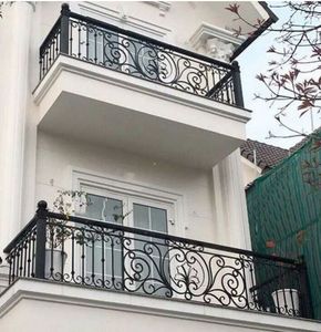 Rampe en fer forgé sur mesure et portails en fer ornemental avec décorations en volutes pour les entrées de villas de luxe et les cours - Product Image 2