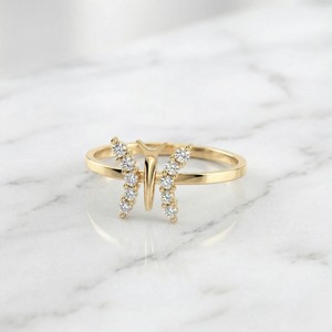 Anillo de Diamantes Redondos de 0.30CTW con Diseño de Mariposa, Oro de 14K, Diamantes Cultivados en Laboratorio, Color E-F, Claridad VVS2, Banda Minimalista Inspirada en la Naturaleza para Mujer - Product Image 2