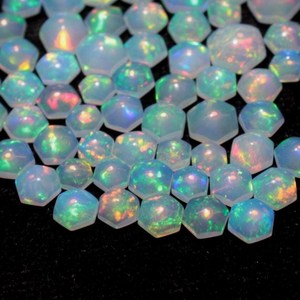 Opale Cabochon Coupe Hexagonale Opale Naturelle d'Éthiopie 4-7mm Pierre Précieuse Libre Effet de Couleur et Multifaisceau de Feu pour Bagues Boucles d'Oreilles Pendentifs - Product Image 6