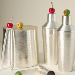 Shaker à cocktails en argent martelé avec une figurine d'olive amusante au sommet, design unique qui apporte un style amusant à chaque boisson que vous préparez - Product Image 6