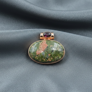 Pendentif ovale en jaspe unakite et grenat, en argent sterling 925 plaqué or rose et or jaune, fait main, bijou statement, cadeau unisexe - Product Image 5
