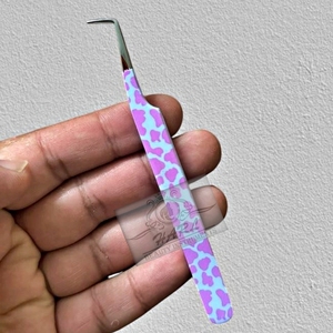 Pinzas Profesionales de Acero Inoxidable para Extensión de Pestañas, Antimagnéticas, con Diseño de Vaca Rosa, Curva Delgada de 90 Grados, Aislamiento Suave - Product Image 4