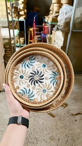 Bandeja Individual Multifuncional Ecológica con Incrustaciones de Concha de Capiz y Perla Madre, Tejida a Mano con Diseño de Flor Verde, 35cm X 35cm X 4cm - Product Image 3