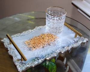 Plateau en résine blanche perlée fait main avec bord en verre et paillettes dorées - Product Image 4