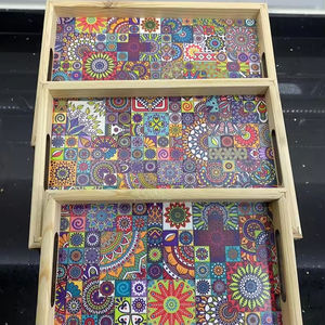 Vente en gros Plateau de service rectangulaire en bois d'acacia et bambou fait à la main avec poignée en métal Plateau de petit-déjeuner en bois pour les aliments - Product Image 1