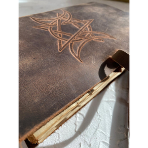 Grimorio de Cuero Personalizado, Libro de Sombras con Pentagrama de Triple Luna, Cuaderno Hecho a Mano - Product Image 4