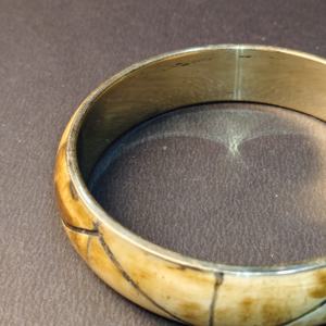 Bracelet en os sculpté à la main avec doublure intérieure en laiton – Motif chevron ethnique – Artisanat durable - Product Image 6