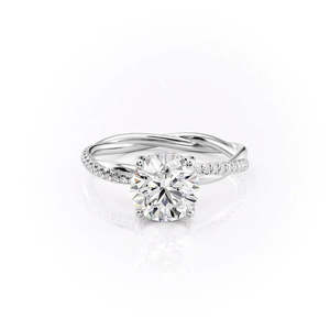 Anillo de Compromiso de Moissanita con Corte Redondo en Oro Amarillo con Banda de Diamantes y Diseño de Trenzado - Product Image 3