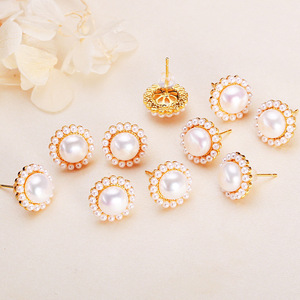 Pendientes de Perlas de Agua Dulce de Zhuji, Nuevos, Sencillos y Modernos, con un Solo Aro con Incrustaciones de Flores, Chapados en Oro sobre Cobre - Product Image 1