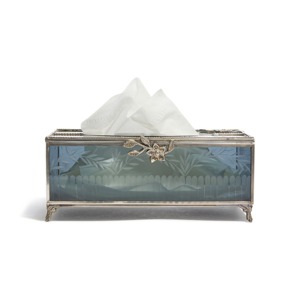 กล่องใส่กระดาษทิชชูแก้วฝ้าหรูหราพร้อมลายดอกไม้สลักและตกแต่งด้วยโลหะสีเงิน เหมาะสำหรับการตกแต่งบ้านระดับพรีเมียมและตกแต่งโต๊ะเครื่องแป้ง - Product Image 3