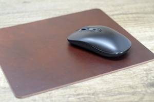 แผ่นรองเมาส์หนังแท้เย็บขอบไม่หลุดลุ่ย แผ่นรองโต๊ะทำงานหนังวัวคุณภาพพรีเมียม สำหรับใช้งานประจำวัน รุ่น LMP-0118 - Product Image 2