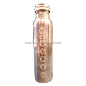 Botella de Cobre con Grabado, Acabado Pulido, Hecha a Mano en India, Beneficios para la Salud, Botella de Agua Potable de Cobre Puro - Product Image 1