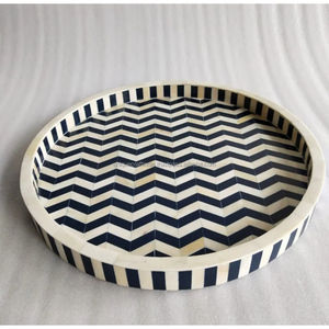 Bandeja Redonda Decorativa con Incrustaciones de Hueso, Diseño Chevron Blanco y Negro, Hecha a Mano de Primera Calidad - Product Image 1