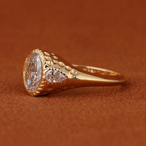 แหวนหมั้นเพชรทรงรีเพาะเลี้ยงในห้องปฏิบัติการ ทอง 14K สไตล์อาร์ตเดโค วินเทจ แหวนเจ้าสาวแบบฝังขอบ งานจิวเวลรี่ชั้นดี รับรองโดย IGI - Product Image 3