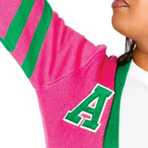 เสื้อคาร์ดิแกนผู้หญิงแบบกำหนดเอง ลายทาง ผ้าฝ้ายถัก คอวี สำหรับฤดูหนาว มีโลโก้ ติดกระดุม ลายตัวอักษรกรีก สไตล์ลำลอง - Product Image 4