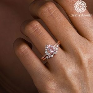 Bague de fiançailles classique pour femme en argent plaqué or rose avec moissanite taille coussin et sertissage à griffes - Product Image 5