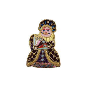 Broche à perles décorative, épingle de mode avec travail de perles détaillé, design personnalisé et finition artisanale élégante - Product Image 1