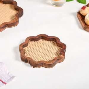 Bandeja de Servir de Madera Hecha a Mano con Forma de Flor y Base de Ratán Natural para Aperitivos, Té, Café y Decoración del Hogar - Product Image 2