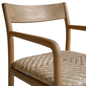 Silla de comedor Torin de Pure Salt Interiors con estructura de madera de teca natural y asiento de mimbre sintético en madera natural - Product Image 5