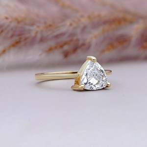 Anillo de Compromiso Solitario con Diamante Corte Trillón en Oro de 14K / 18K – Joyería Minimalista con Diamantes para Mujer - Product Image 2