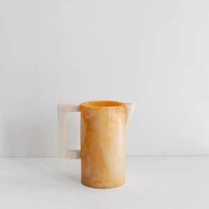Pichet en résine Vellaris Luxe, artisanal, en époxy, avec un design bordeaux contemporain pour les tables modernes - Product Image 2