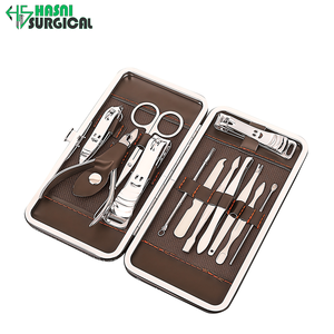 Set de Manicura y Pedicura de Acero Inoxidable con Cortaúñas a Cuadros, Lima de Uñas, Tijeras y Recolector de Residuos en Estuche Metálico - Product Image 1