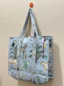 Bolso Tote Acolchado Hecho a Mano de Primera Calidad |   Bolso de compras de hombro para mujer, gran capacidad, con estampado de animales de la selva, con cremallera, estilo elegante - Product Image 3