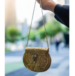 Bolso de mano artesanal de metal antiguo God Grace Craft con grabado floral, dorado, estilo vintage, para fiesta nupcial - Product Image 1