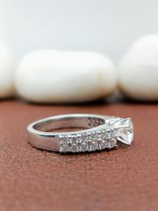 แหวนแต่งงานทรงกลมทันสมัยจาก D'VINS JEWELS ประดับเพชรทรงบริลเลียนต์สี D ขาว  ฝังในตัวเรือนโรสโกลด์  พร้อมใบรับรอง - Product Image 5