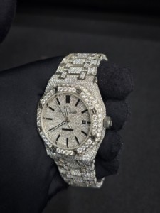 Reloj de Diamantes Elegante de Calidad de Exportación, Reloj de Pulsera Chapado en Oro Rosa con Brillantes Cristales, Disponible para la Venta - Product Image 3