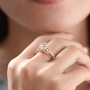 แหวนเพชรแล็บ 3.5 กะรัต ทองคำขาว 14K สไตล์วิคตอเรียนโบราณ ทรงคุชชั่นยาว ประดับเพชรเม็ดเดี่ยว พร้อมวงแหวนลายฉลุประณีต - Product Image 3