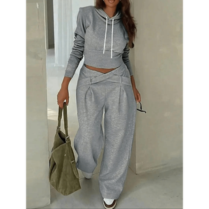 Ensemble coordonné pour femme : sweat à capuche court gris uni et pantalon de jogging plissé taille haute - Product Image 1