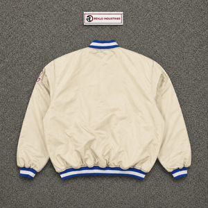 Veste universitaire beige en satin personnalisée avec col, poignets et ourlet côtelés rayés bleus et blancs, qualité supérieure, veste pour homme avec boutons pression - Product Image 6