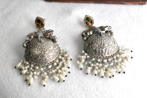 Pendientes Jhumka de Kundan plateados en plata oxidada con perlas, de latón, estilo étnico tradicional, joyería de boda para mujer. - Product Image 3