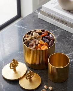 Ensemble de boîtes de rangement verticales en métal doré cannelé de luxe pour fruits secs et dates, avec couvercle à finition filigranée - Product Image 3