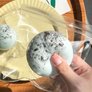 ของเล่นบีบคลายเครียดรูปทรงกลมสีเขียวมิ้นท์ดำ ทำมือจากวัสดุ TPR ของขวัญสร้างสรรค์สำหรับเด็กและผู้ใหญ่ พร้อมบรรยากาศสุดเท่ - Product Image 2